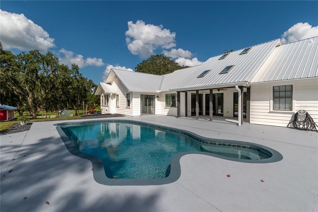 合同活跃: $850,000 (4 贝兹, 3 浴室, 2416 平方英尺)