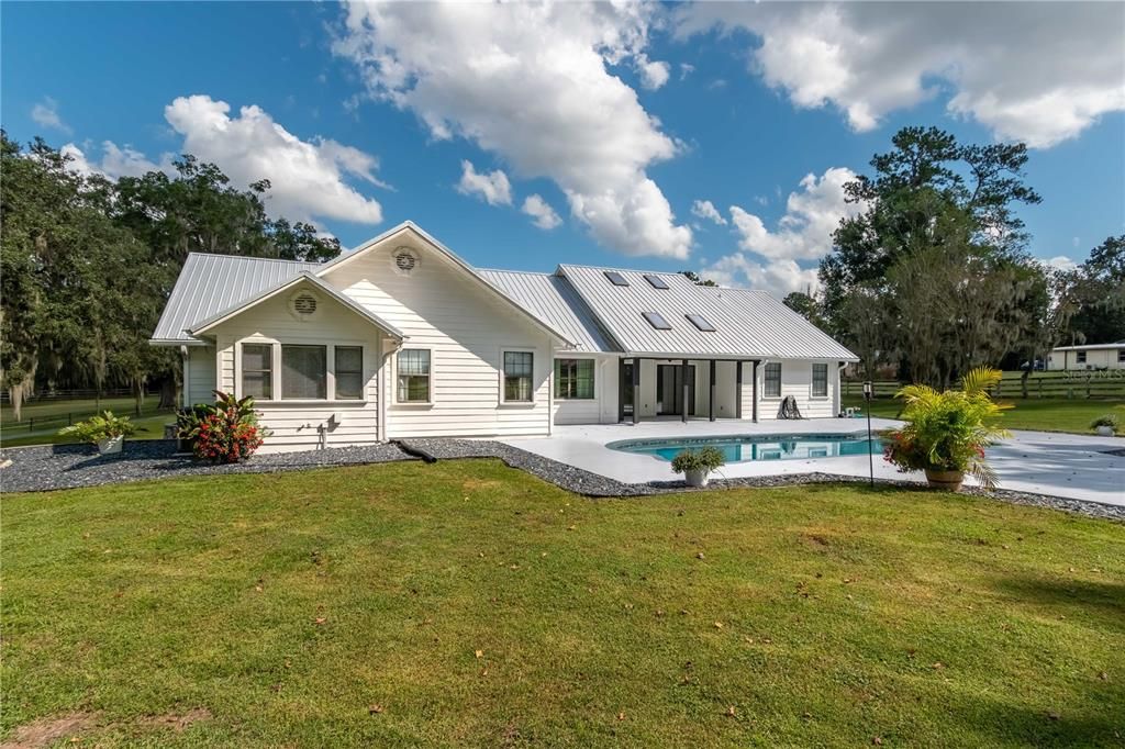 合同活跃: $850,000 (4 贝兹, 3 浴室, 2416 平方英尺)