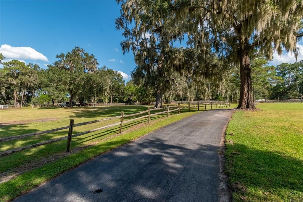 合同活跃: $850,000 (4 贝兹, 3 浴室, 2416 平方英尺)