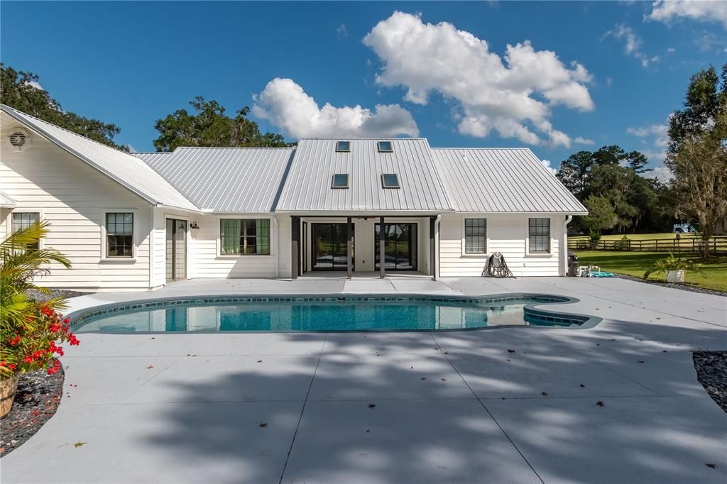 合同活跃: $850,000 (4 贝兹, 3 浴室, 2416 平方英尺)