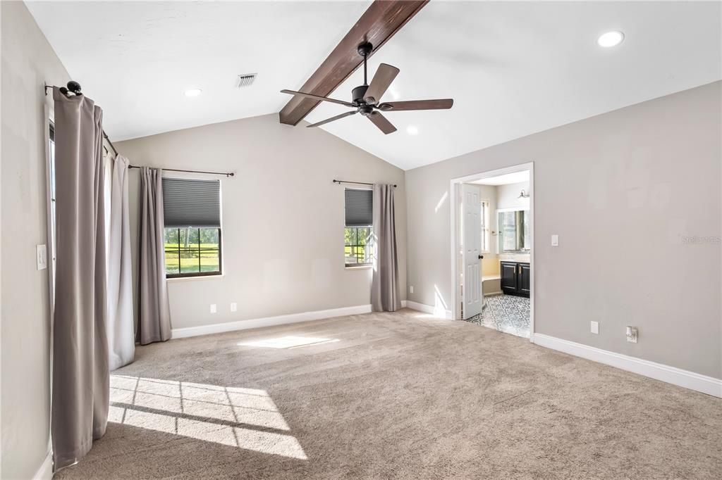 合同活跃: $850,000 (4 贝兹, 3 浴室, 2416 平方英尺)