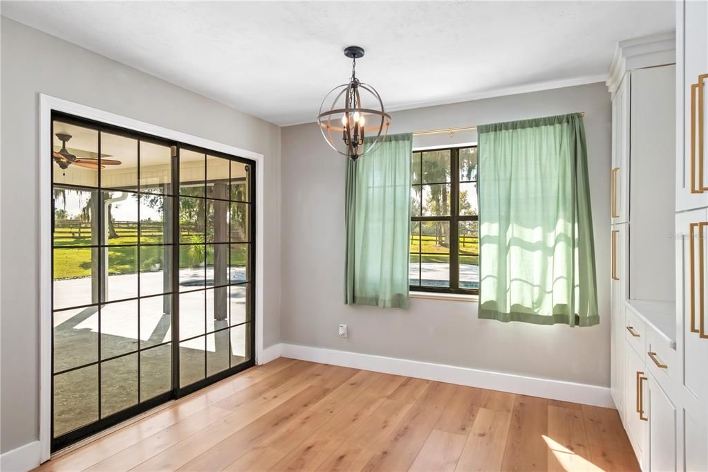 合同活跃: $850,000 (4 贝兹, 3 浴室, 2416 平方英尺)