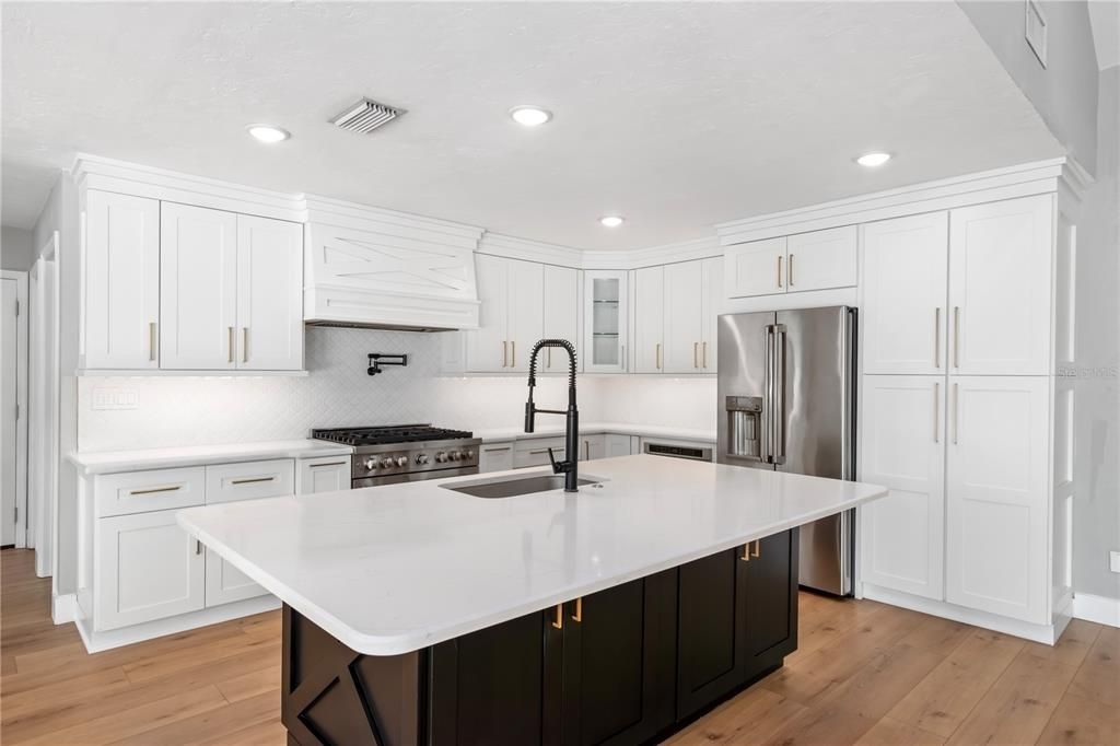 合同活跃: $850,000 (4 贝兹, 3 浴室, 2416 平方英尺)