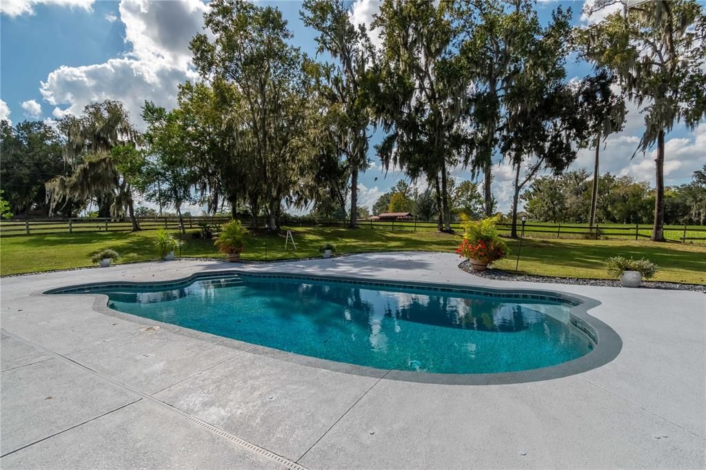 合同活跃: $850,000 (4 贝兹, 3 浴室, 2416 平方英尺)