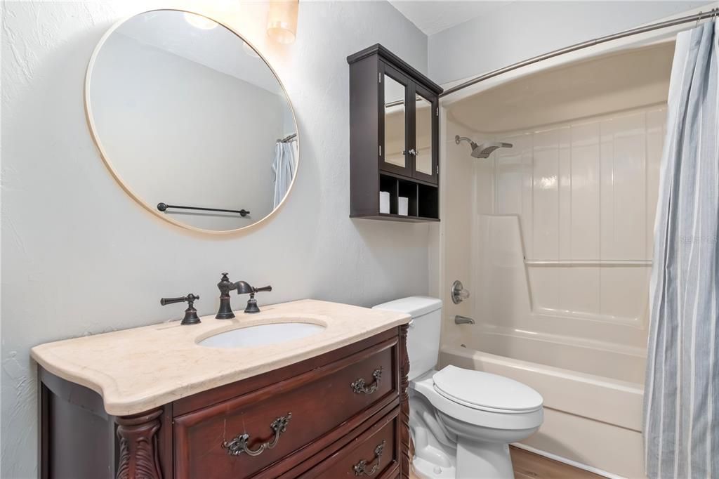 合同活跃: $850,000 (4 贝兹, 3 浴室, 2416 平方英尺)