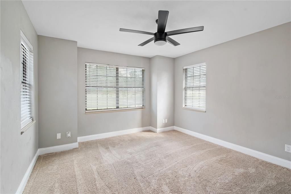 合同活跃: $850,000 (4 贝兹, 3 浴室, 2416 平方英尺)