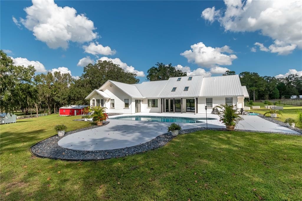 合同活跃: $850,000 (4 贝兹, 3 浴室, 2416 平方英尺)