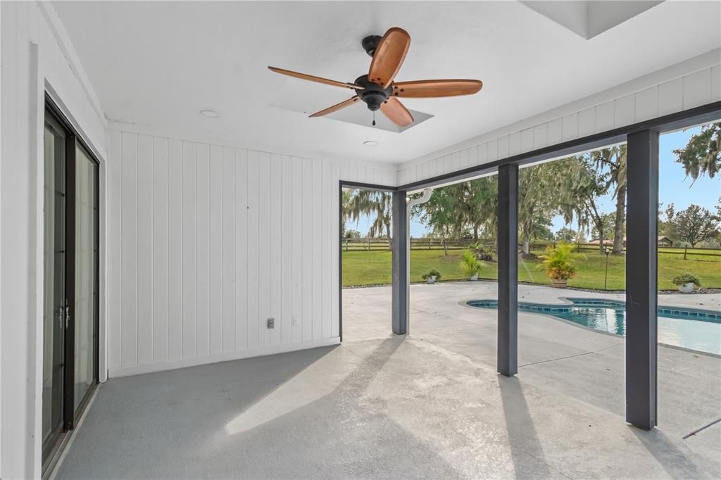 合同活跃: $850,000 (4 贝兹, 3 浴室, 2416 平方英尺)