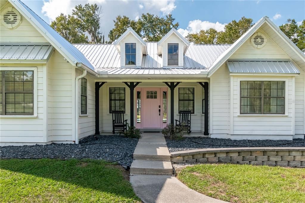 合同活跃: $850,000 (4 贝兹, 3 浴室, 2416 平方英尺)