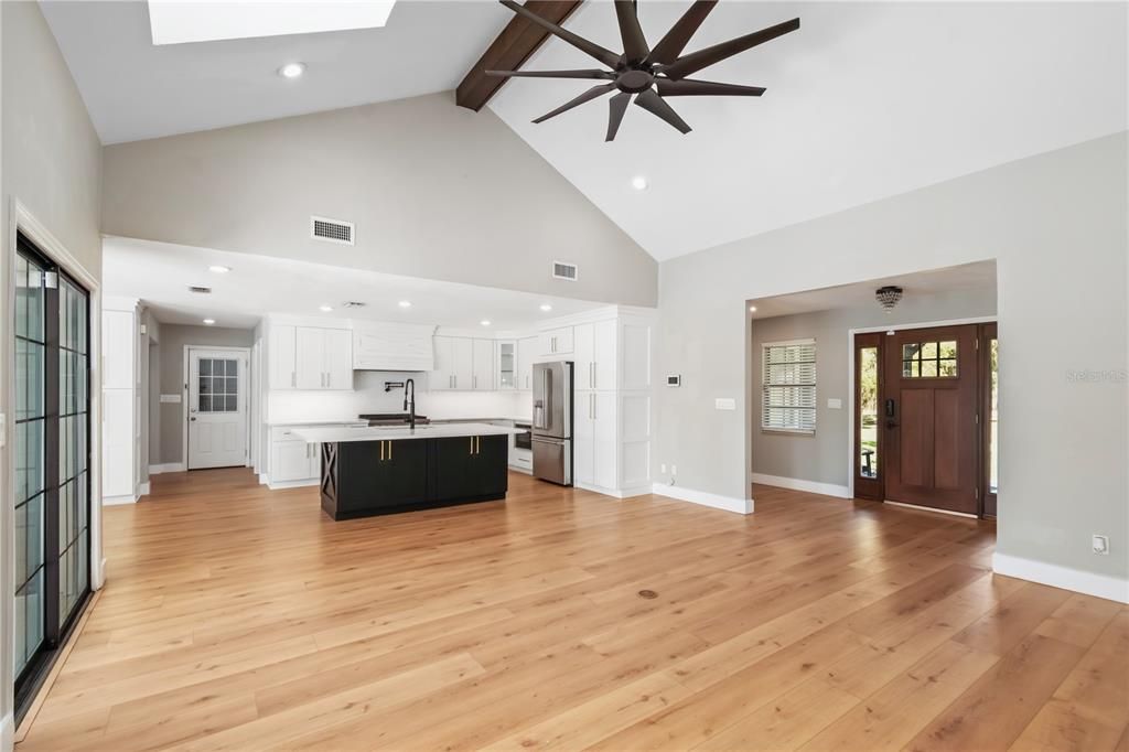 合同活跃: $850,000 (4 贝兹, 3 浴室, 2416 平方英尺)