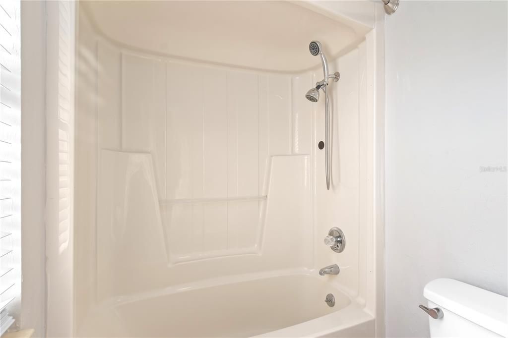 合同活跃: $850,000 (4 贝兹, 3 浴室, 2416 平方英尺)