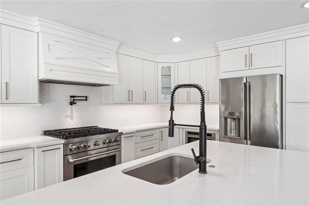 合同活跃: $850,000 (4 贝兹, 3 浴室, 2416 平方英尺)