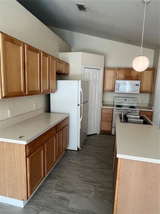 For Rent: $1,800 (4 beds, 2 baths, 2088 Square Feet)