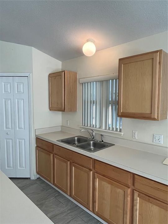 For Rent: $1,800 (4 beds, 2 baths, 2088 Square Feet)