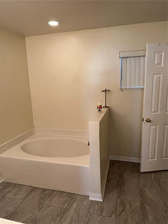 For Rent: $1,800 (4 beds, 2 baths, 2088 Square Feet)