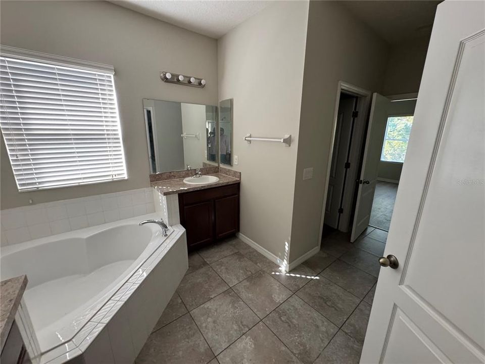 For Rent: $2,695 (5 beds, 3 baths, 2926 Square Feet)