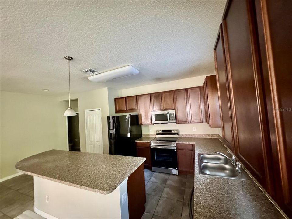 For Rent: $2,695 (5 beds, 3 baths, 2926 Square Feet)