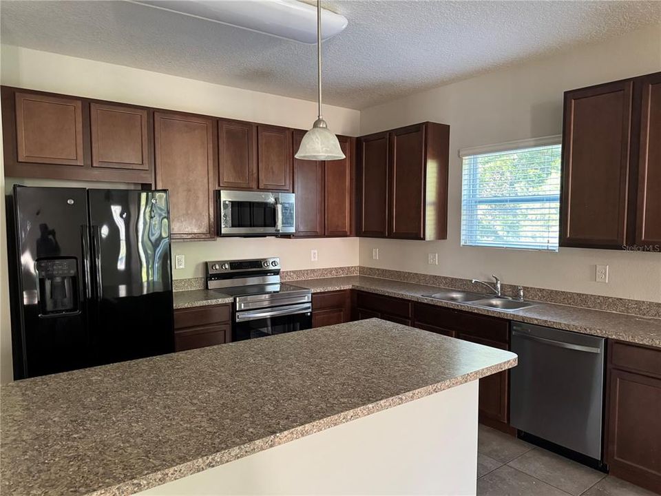 For Rent: $2,695 (5 beds, 3 baths, 2926 Square Feet)