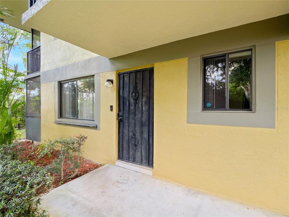 For Sale: $215,000 (2 beds, 2 baths, 887 Square Feet)