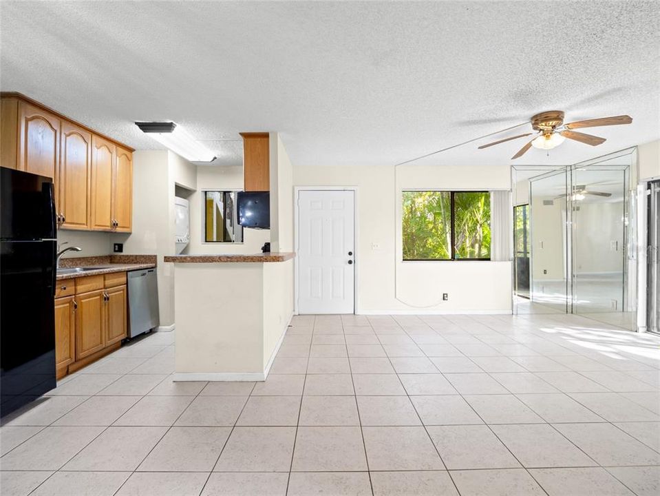 For Sale: $215,000 (2 beds, 2 baths, 887 Square Feet)