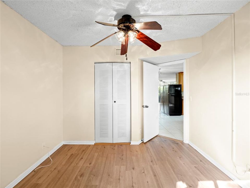 For Sale: $215,000 (2 beds, 2 baths, 887 Square Feet)