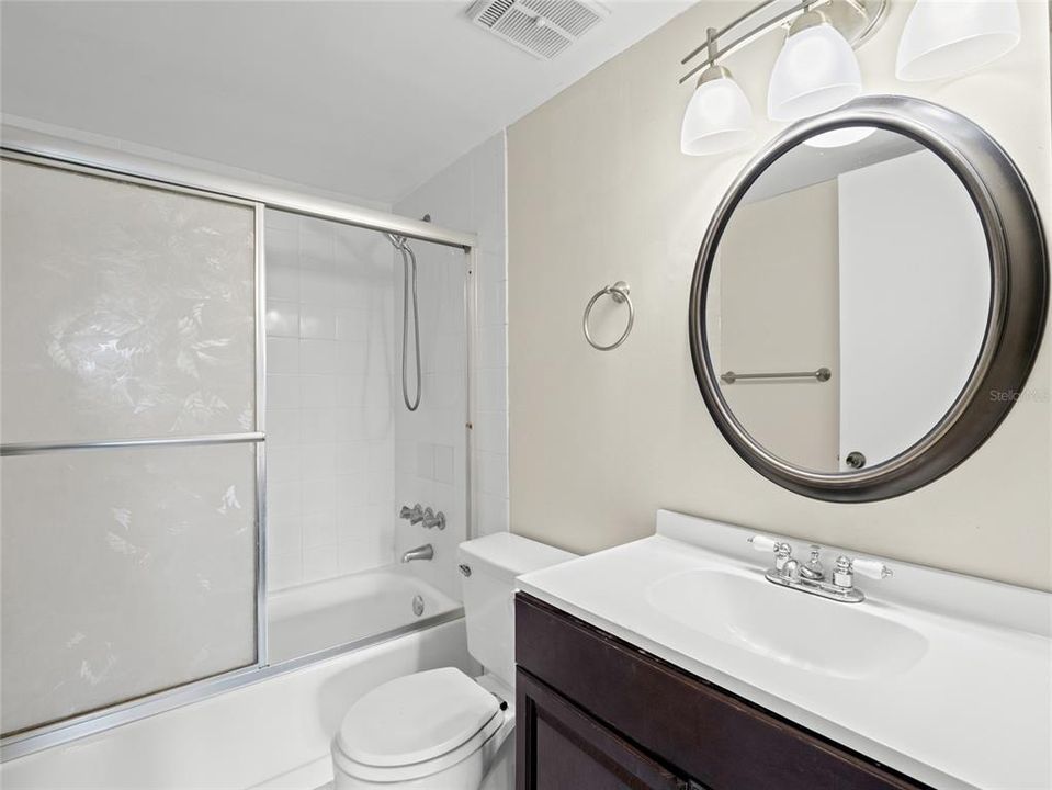 For Sale: $215,000 (2 beds, 2 baths, 887 Square Feet)