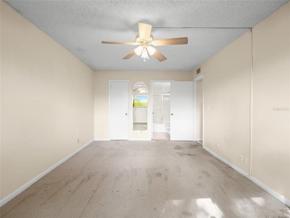 For Sale: $215,000 (2 beds, 2 baths, 887 Square Feet)