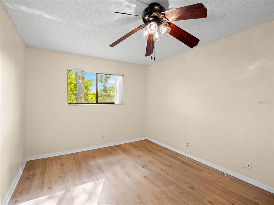 For Sale: $215,000 (2 beds, 2 baths, 887 Square Feet)
