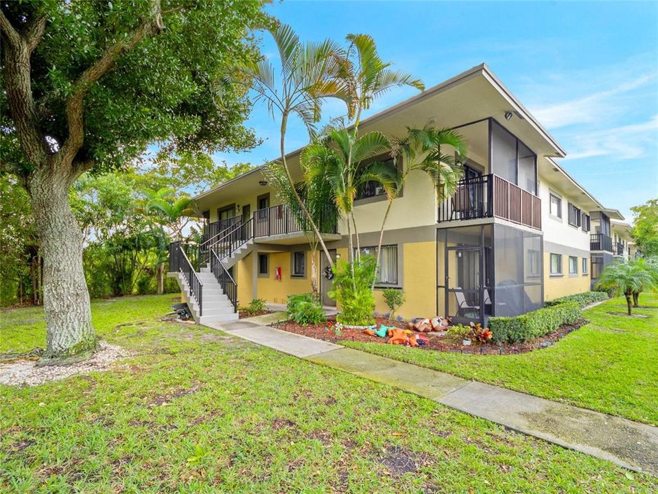 For Sale: $215,000 (2 beds, 2 baths, 887 Square Feet)