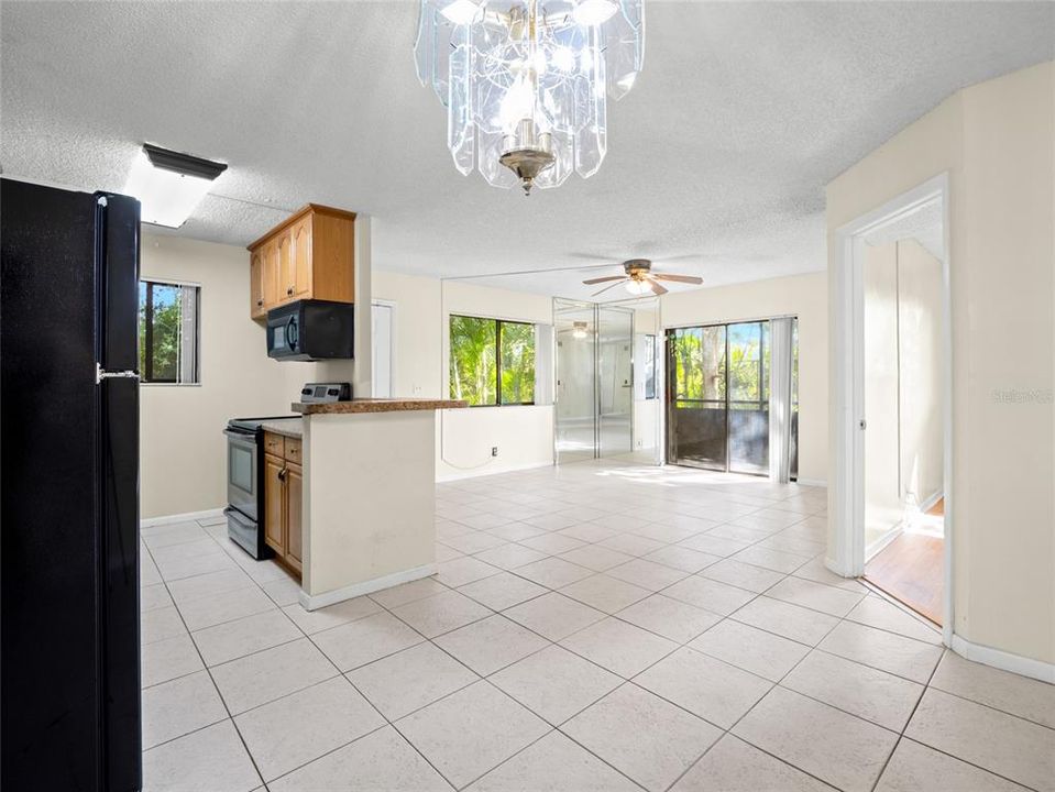 For Sale: $215,000 (2 beds, 2 baths, 887 Square Feet)