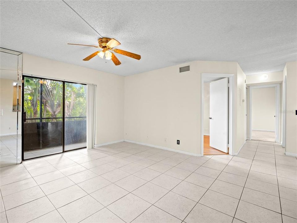 For Sale: $215,000 (2 beds, 2 baths, 887 Square Feet)