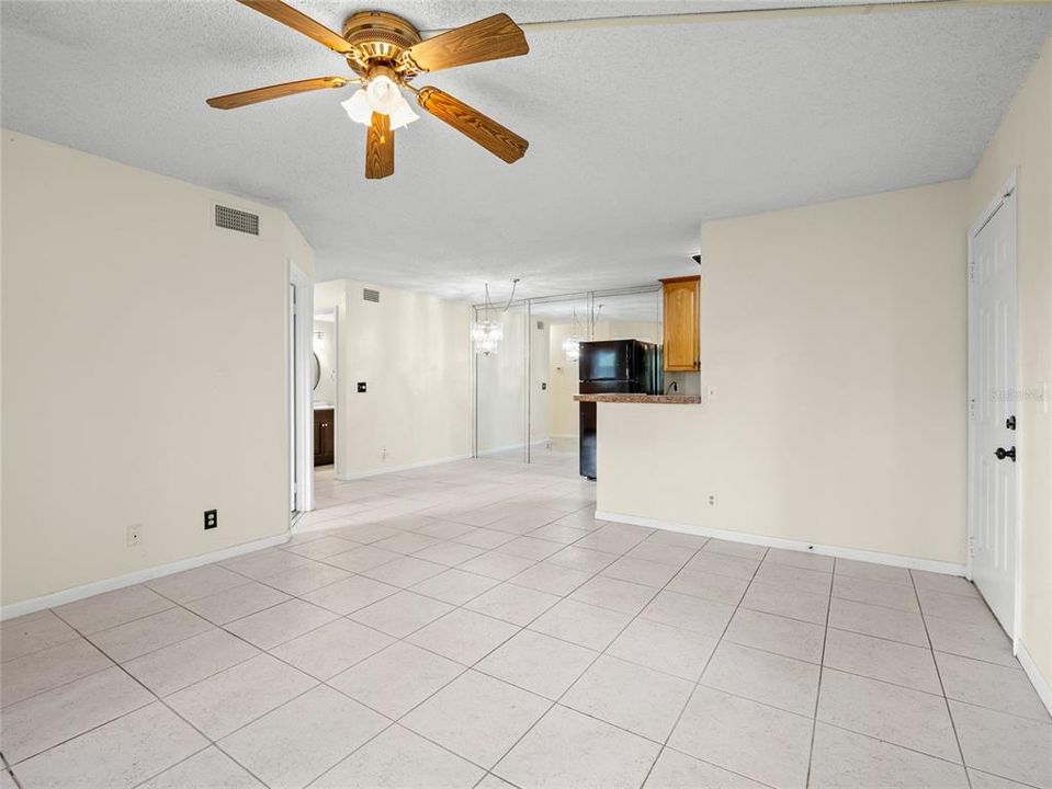 For Sale: $215,000 (2 beds, 2 baths, 887 Square Feet)