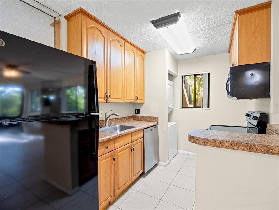 For Sale: $215,000 (2 beds, 2 baths, 887 Square Feet)