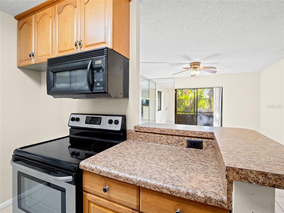 For Sale: $215,000 (2 beds, 2 baths, 887 Square Feet)