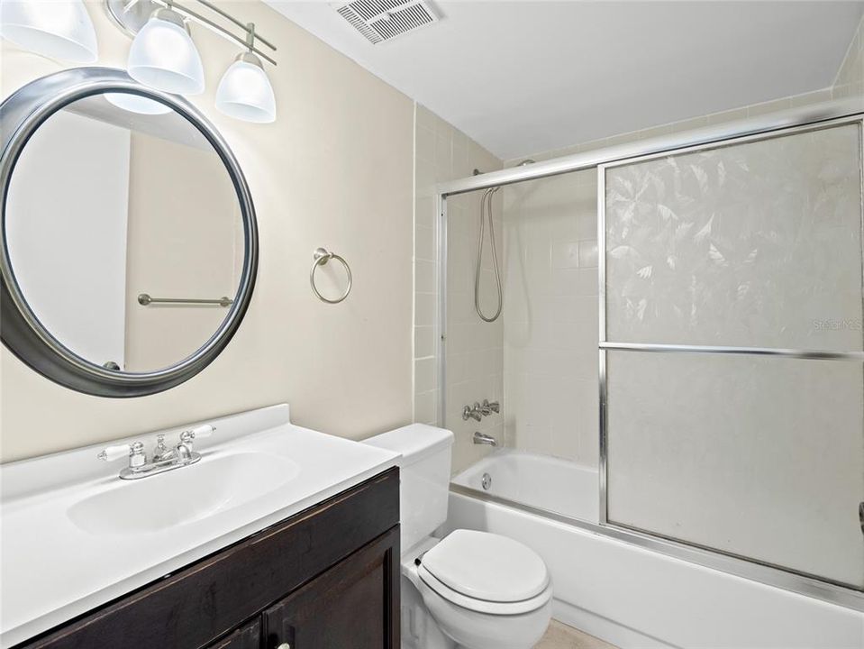 For Sale: $215,000 (2 beds, 2 baths, 887 Square Feet)