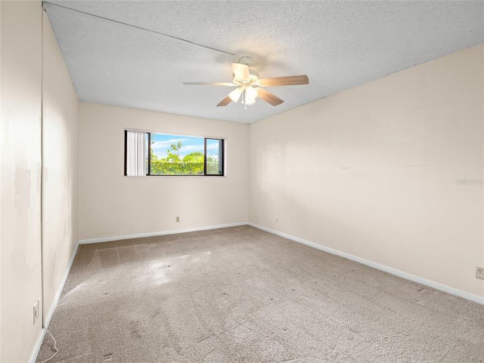 For Sale: $215,000 (2 beds, 2 baths, 887 Square Feet)