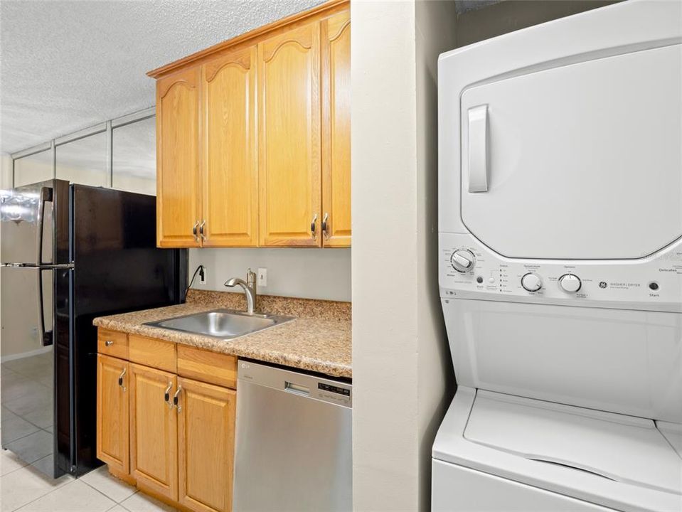 For Sale: $215,000 (2 beds, 2 baths, 887 Square Feet)