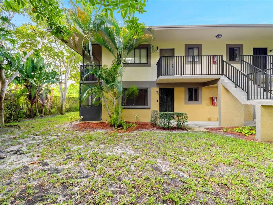 For Sale: $215,000 (2 beds, 2 baths, 887 Square Feet)