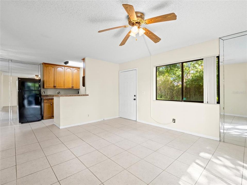 For Sale: $215,000 (2 beds, 2 baths, 887 Square Feet)