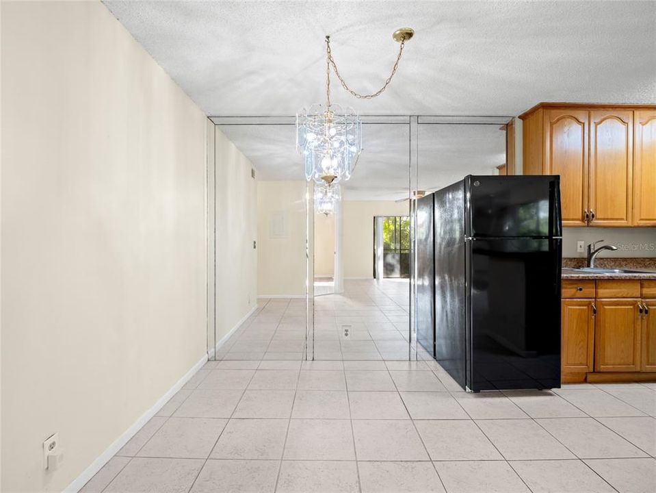 For Sale: $215,000 (2 beds, 2 baths, 887 Square Feet)