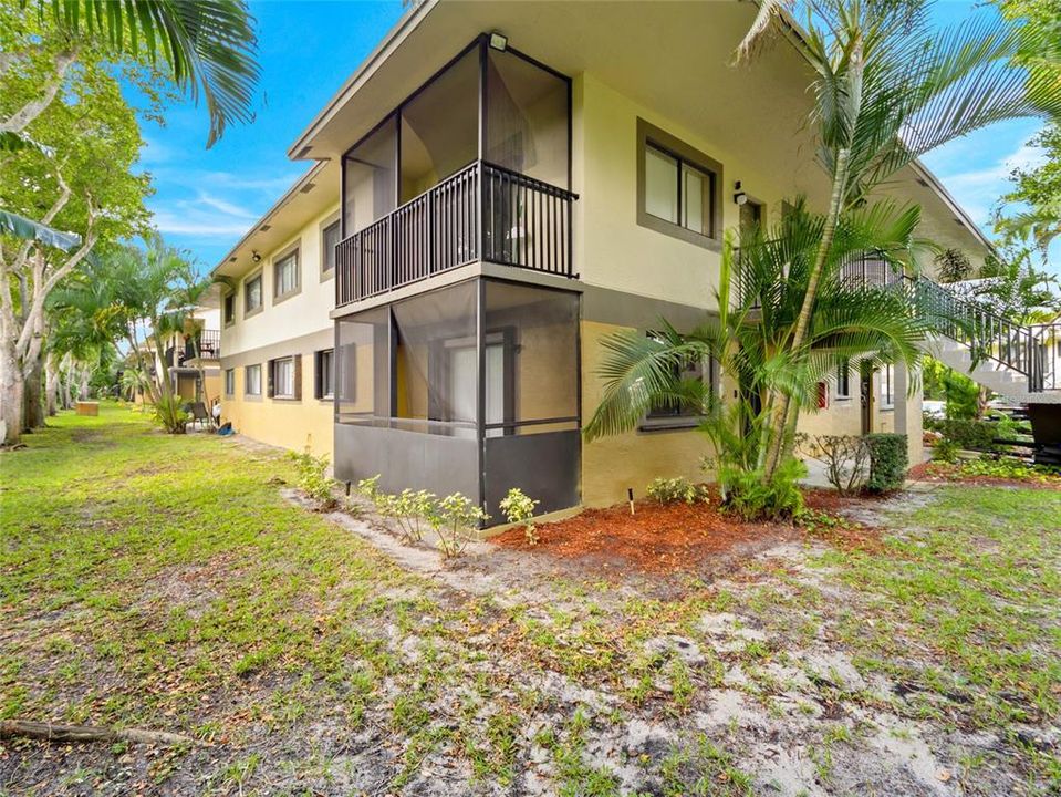 For Sale: $215,000 (2 beds, 2 baths, 887 Square Feet)