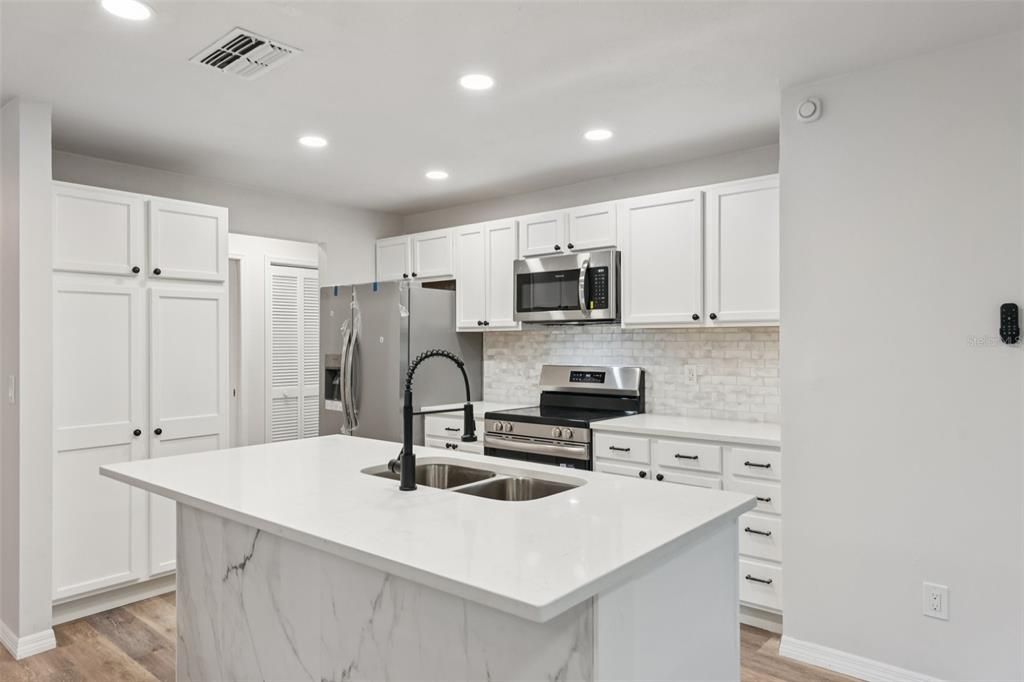 Active With Contract: $249,900 (3 beds, 2 baths, 1402 Square Feet)