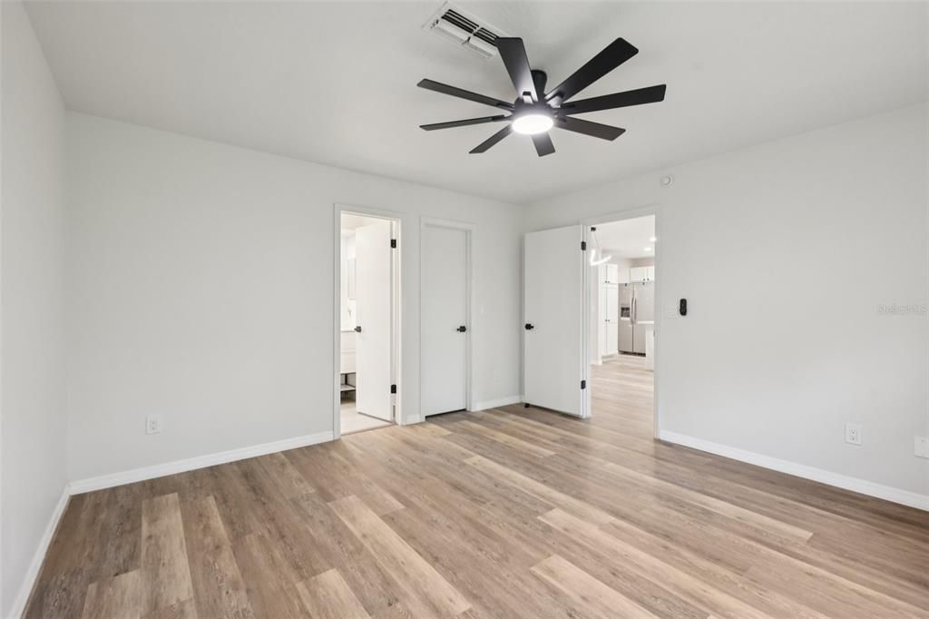 Active With Contract: $249,900 (3 beds, 2 baths, 1402 Square Feet)