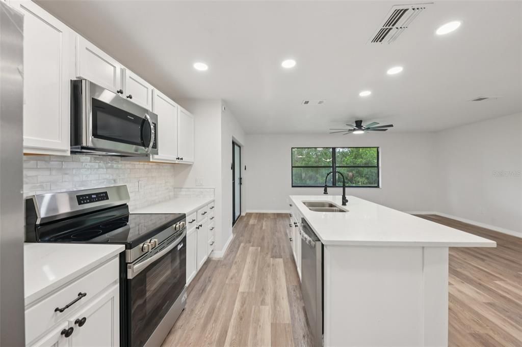 Active With Contract: $249,900 (3 beds, 2 baths, 1402 Square Feet)