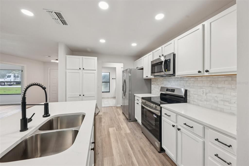Active With Contract: $249,900 (3 beds, 2 baths, 1402 Square Feet)