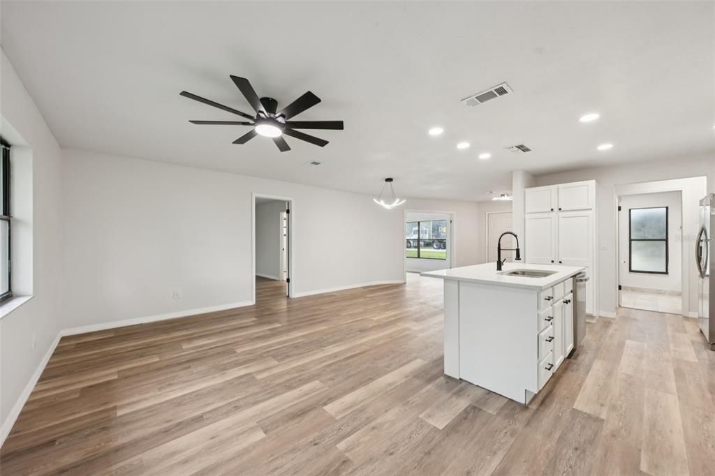 Active With Contract: $249,900 (3 beds, 2 baths, 1402 Square Feet)