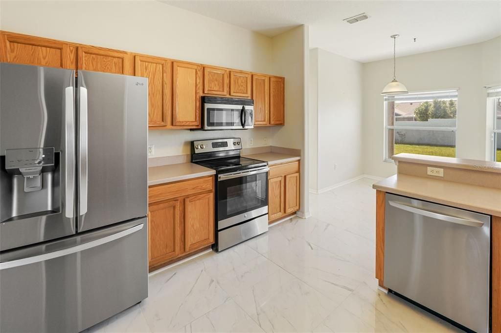 合同活跃: $369,900 (4 贝兹, 2 浴室, 2255 平方英尺)