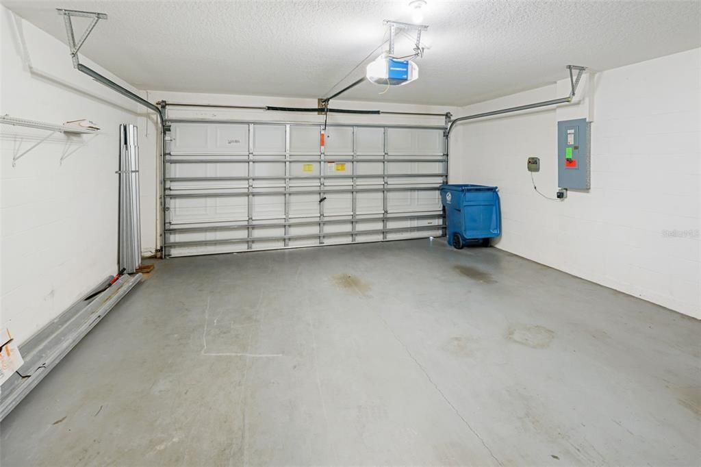 合同活跃: $369,900 (4 贝兹, 2 浴室, 2255 平方英尺)