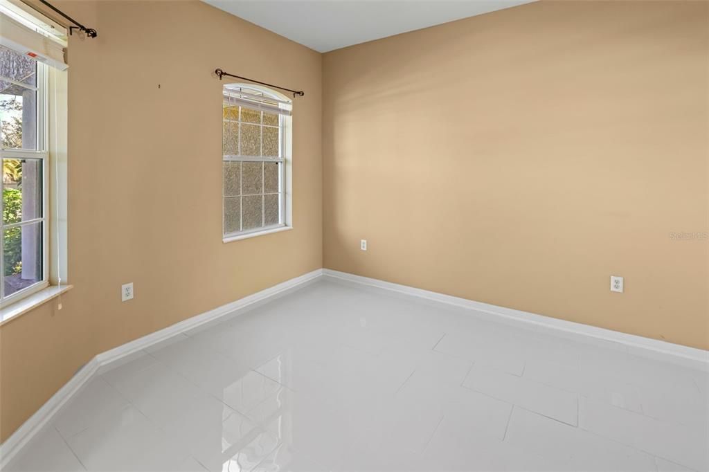 合同活跃: $369,900 (4 贝兹, 2 浴室, 2255 平方英尺)