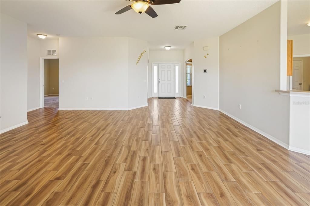 合同活跃: $369,900 (4 贝兹, 2 浴室, 2255 平方英尺)